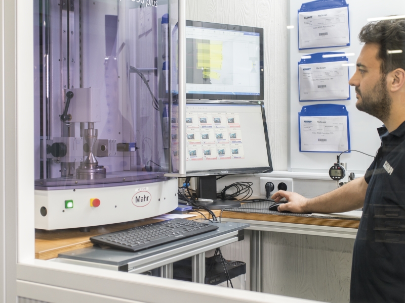 Turned part testing in the measuring cell