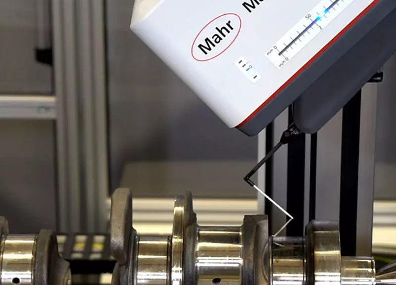 Measuring large crankshafts and camshafts with customized metrology