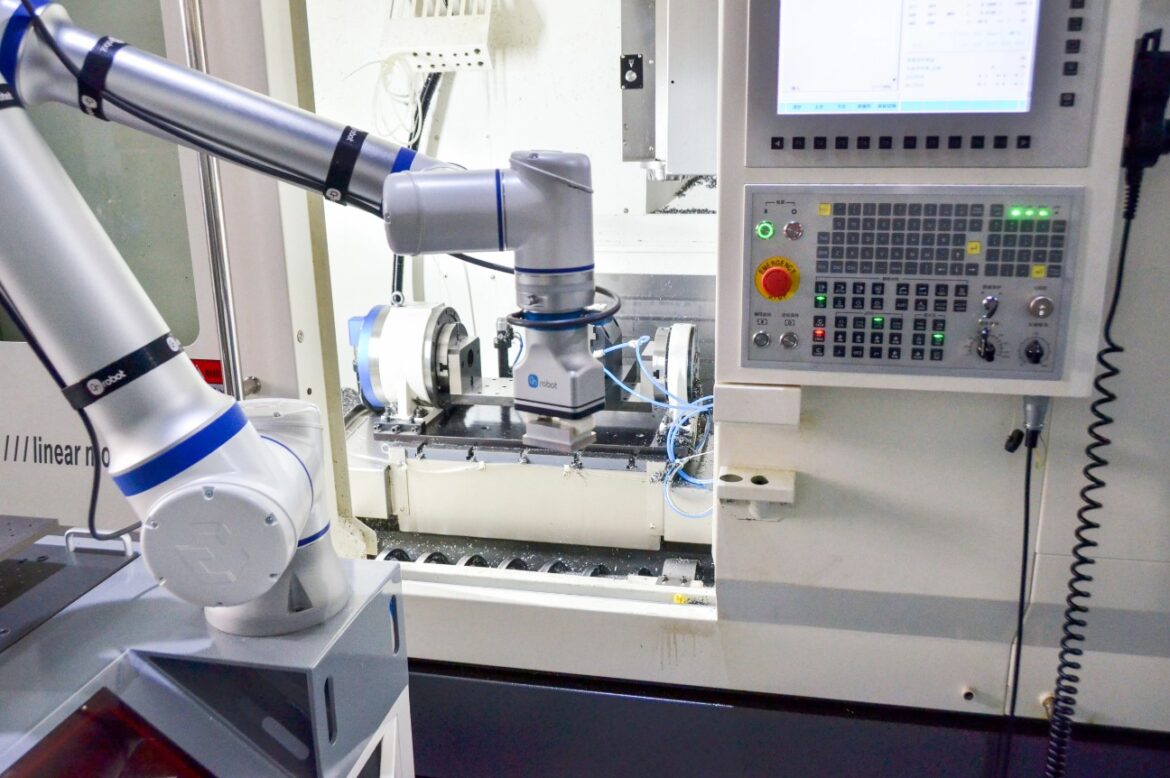 Exploring the Benefits of Cobots in Modern Manufacturing